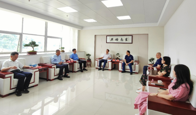 始兴县委书记华关会见了合作各方代表。