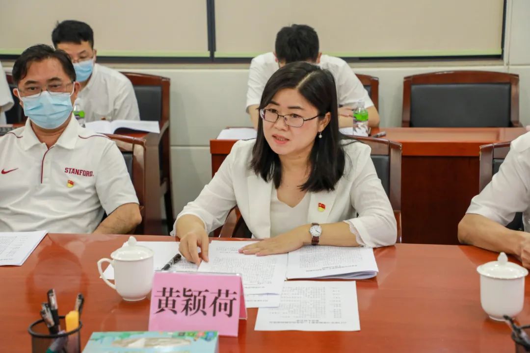 黄颖荷特别关注省党代会报告提出的"抓住打造粤港澳大湾区高水平人才