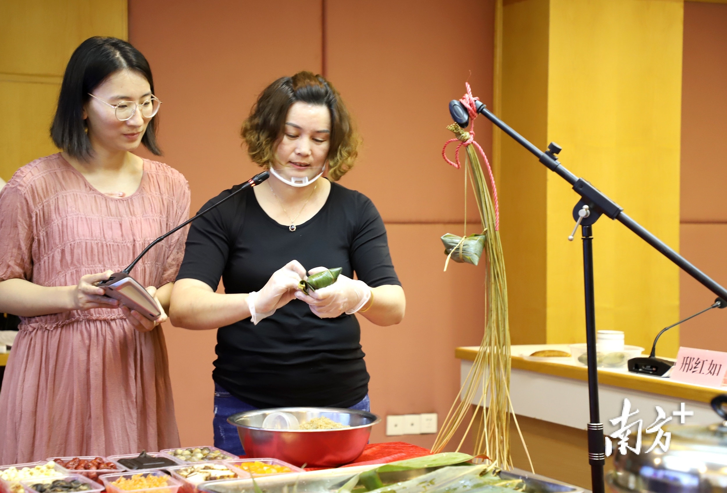 潮安区会场为侨亲们展示和介绍潮安传统双拼粽子的做法。 南方+ 纪金娜 拍摄
