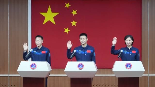 出征在即，神舟十四号飞行任务新闻发布会与航天员见面会