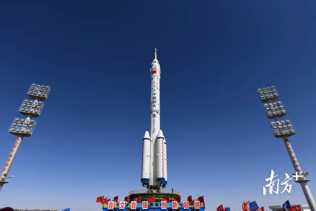 整装待发的长征二号f遥十四运载火箭.