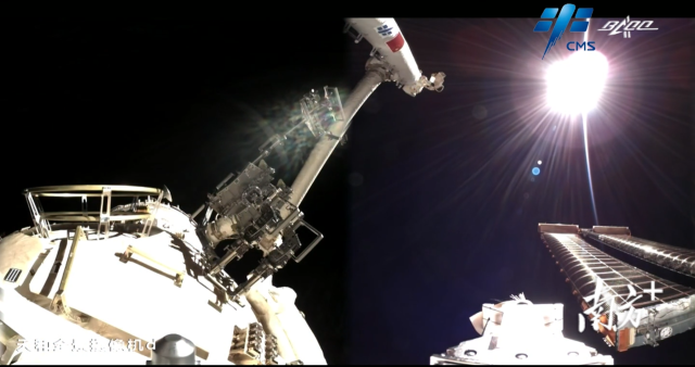 天和核心舱的机械臂在工作中.