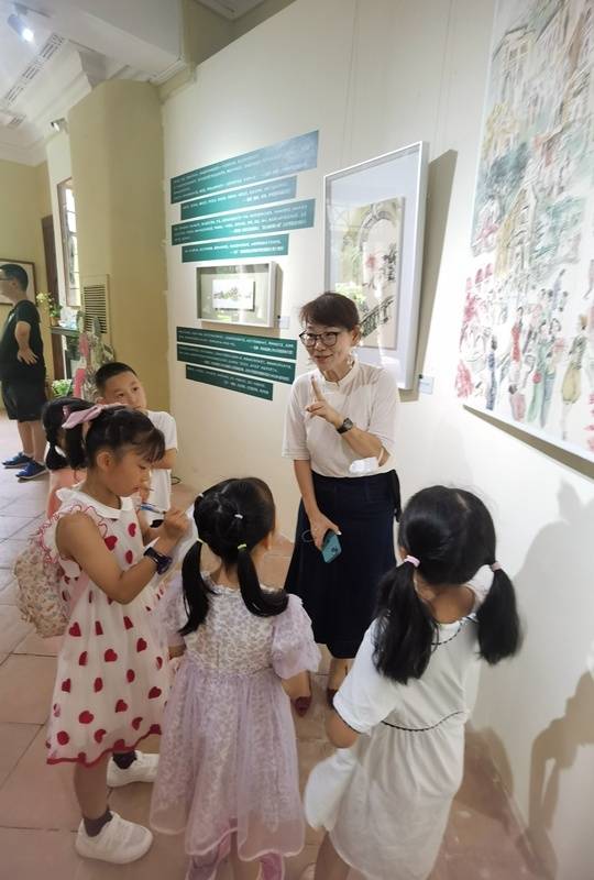 陆梅老师向观众讲解画中故事