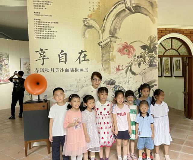 陆梅老师与参观者合影留念