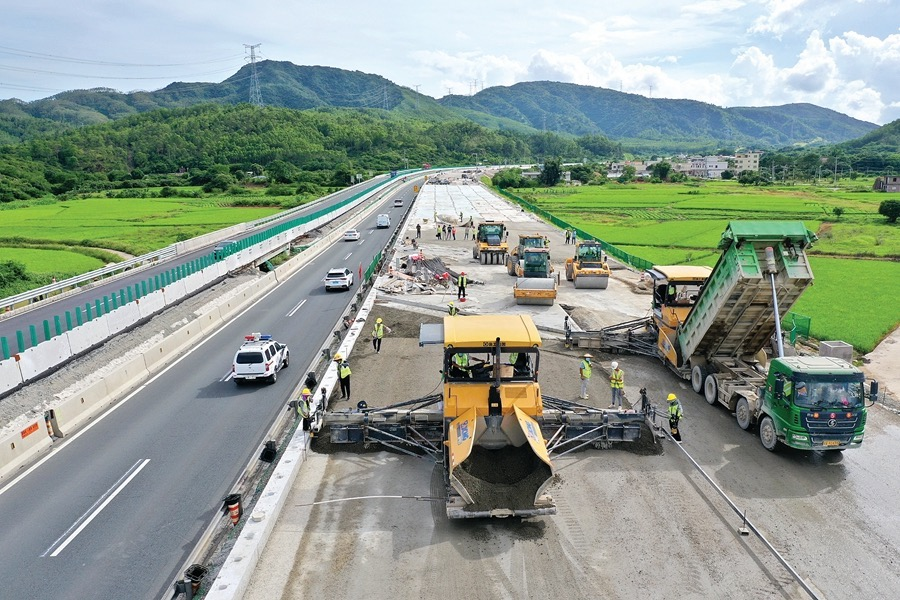 工人在进行路基铺设施工.惠州日报记者王建桥 摄