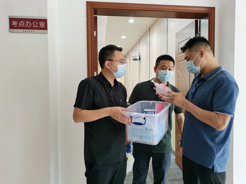 督查组到宣卿中学考点查看防疫物资准备情况。