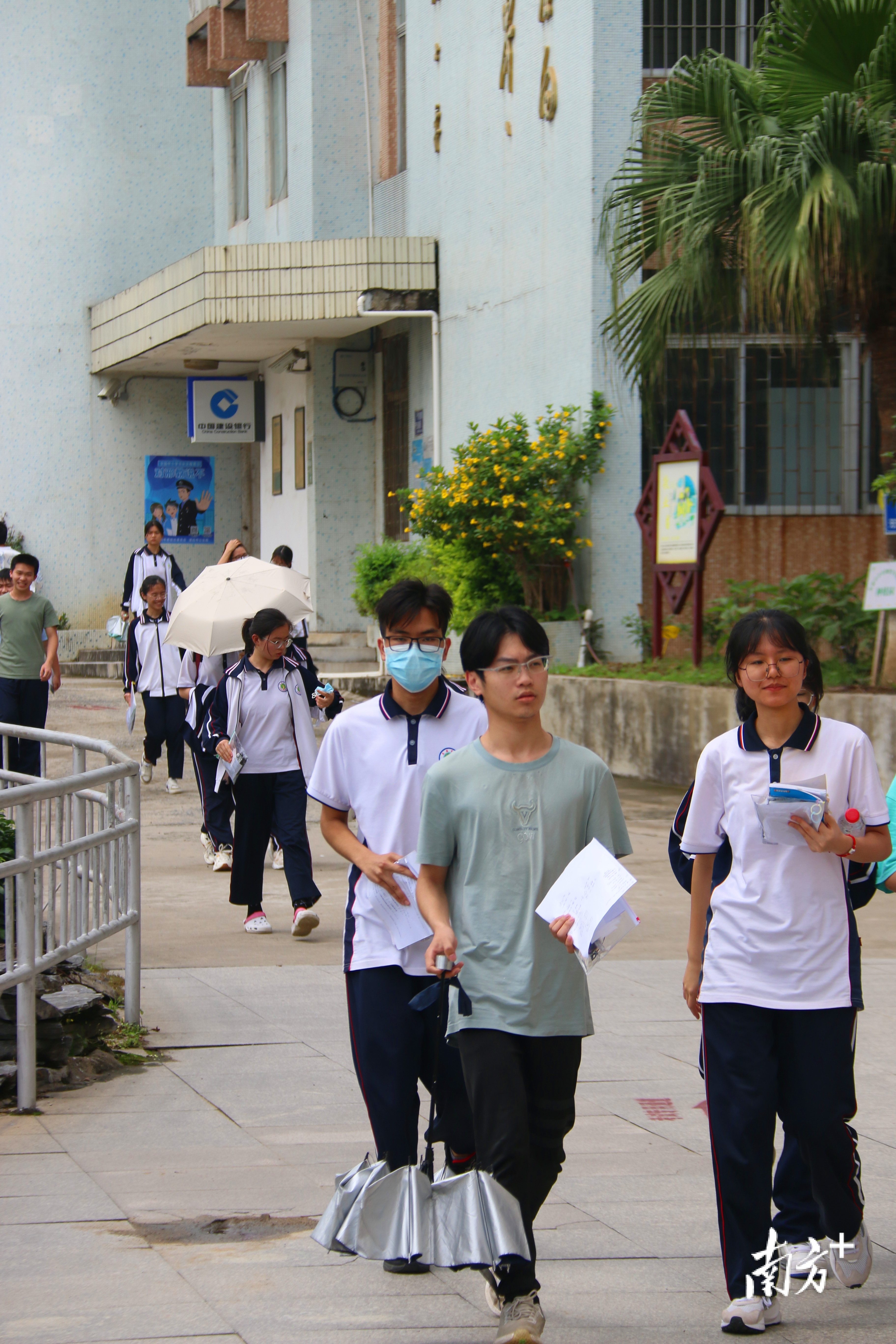 今年英德共有5945名考生参加考试,全市设英德中学和英德一中2个考点.