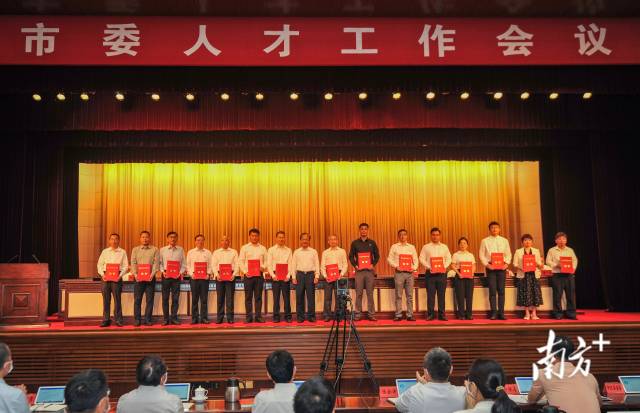 ��ɽ������һ����ɽ�����زŵ�λ����Ϊ��ɽ�������˲Ű䷢֤�顣ͨѶԱ ������ ��ͼ