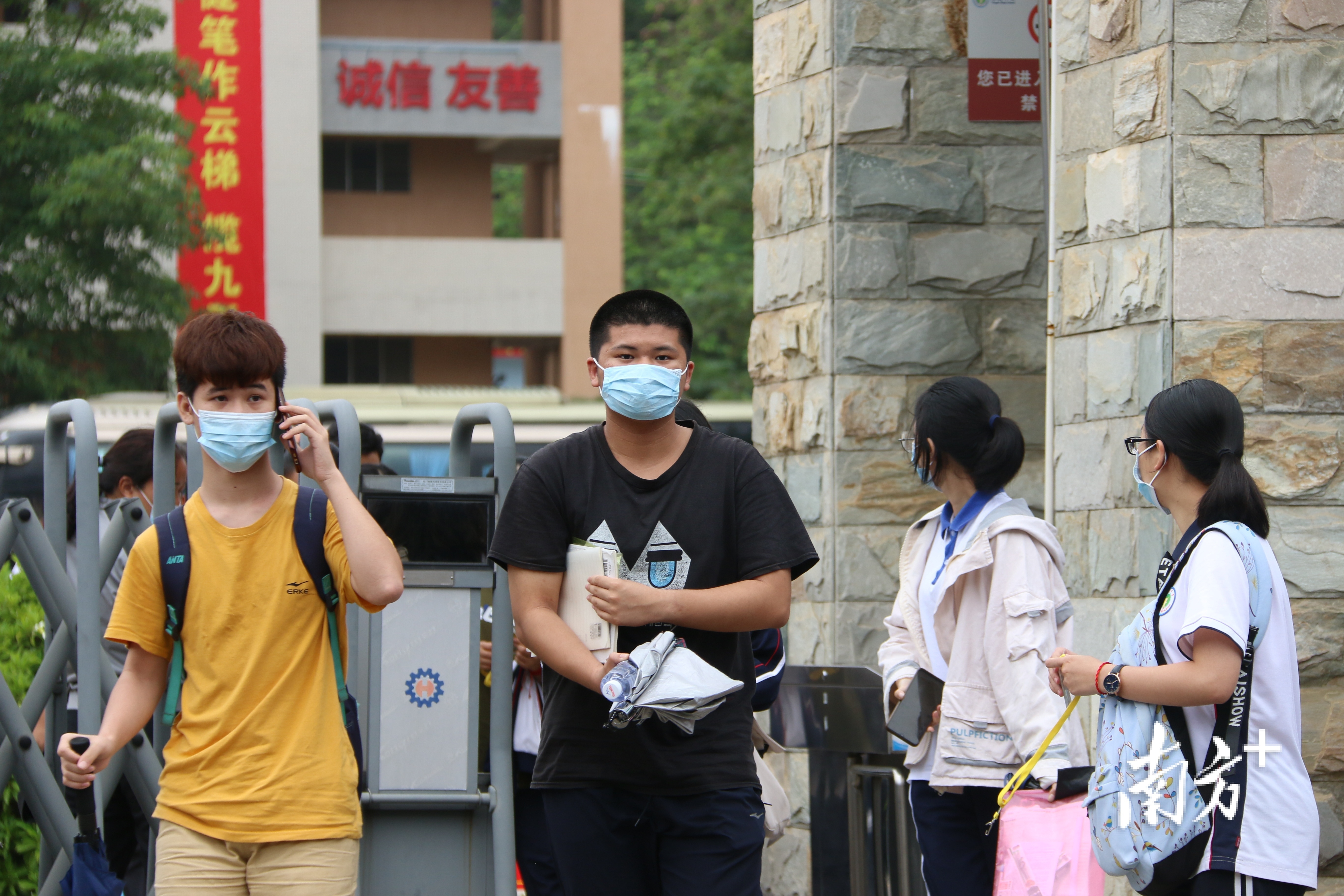 考完后学生离开考场.陈咏怀 摄
