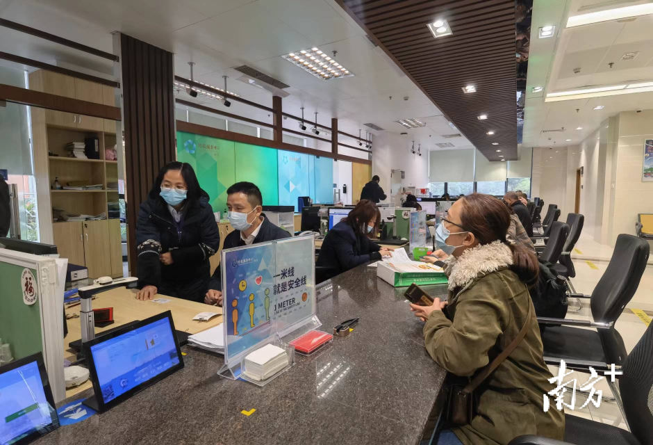 佛山社保部门扎实开展下基层走基层工作。图为市社保局局长郭家新（左二）带头在经办窗口实地体验办事流程。资料图片