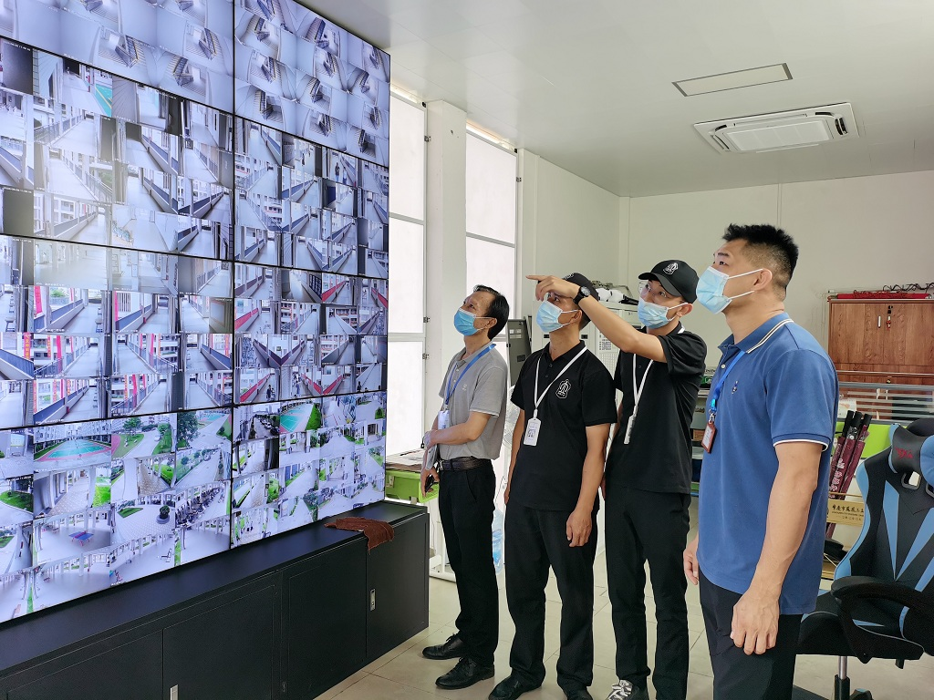 督查组到凤凰三立学校考点视频监控室查看考场安排布置及安保情况。