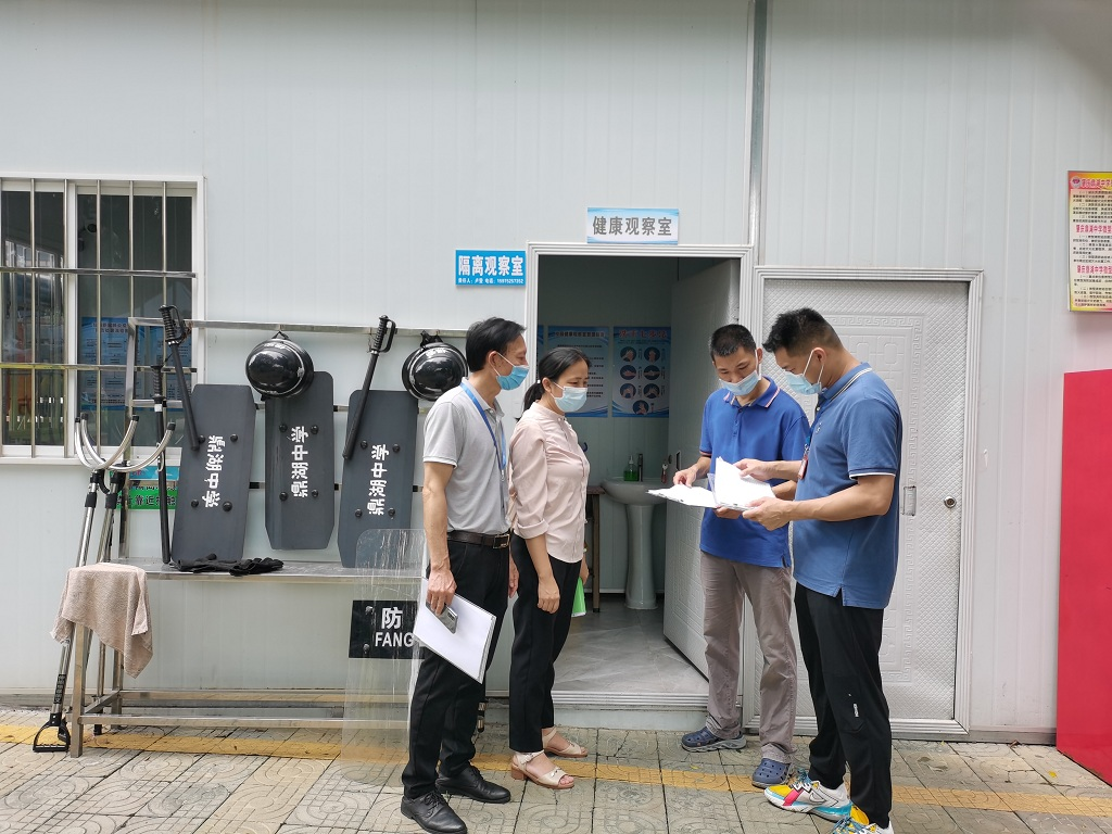 督查组到鼎湖中学考点查看隔离观察室设置、安保器材配备情况。