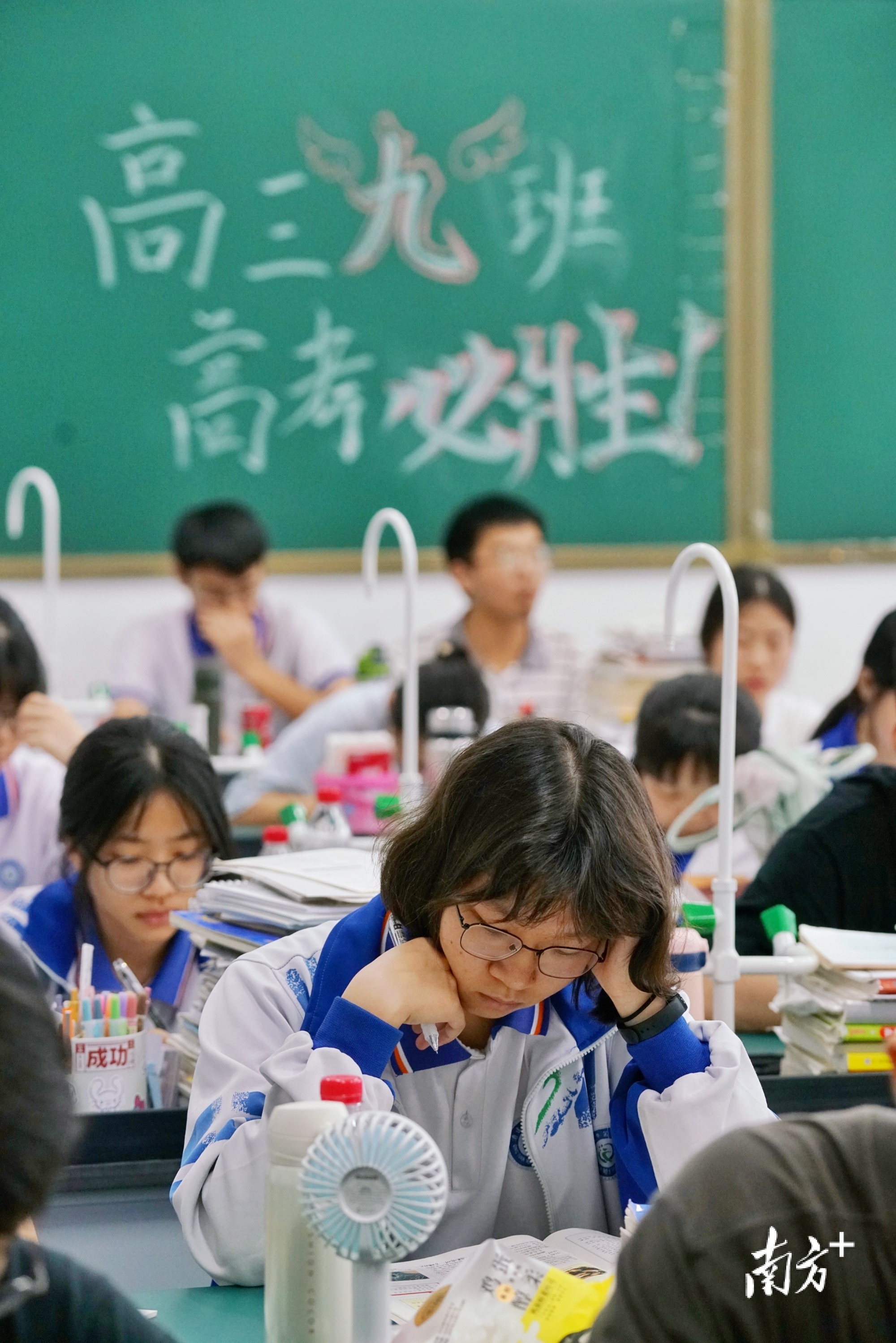 6月6日，清远市第一中学的高三考生在自习课上查漏补缺，作考前的复习冲刺。