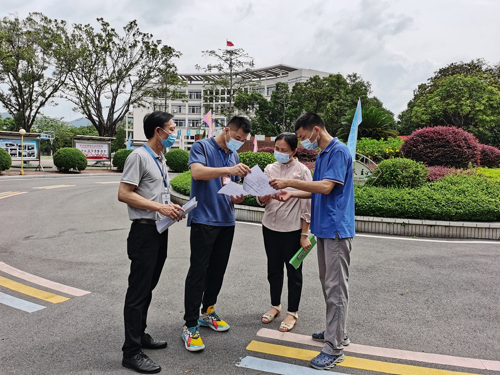 督查组到鼎湖中学考点了解考场安排布置、应急预案制定等情况。