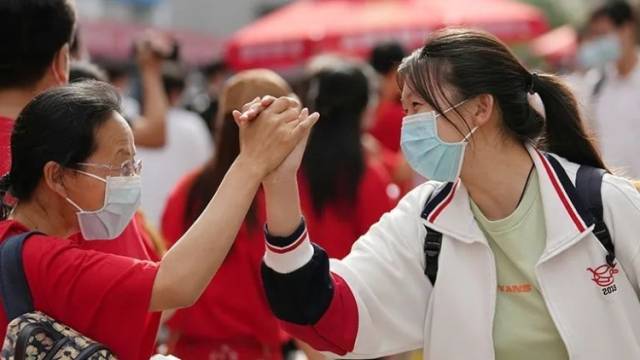 致高考学子：越过这个山头，前面有新的风景在等待丨南周快评