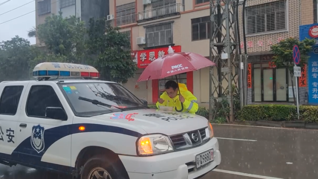 视频|高考执勤交警雨中吃“早点”，这一幕让人破防！
