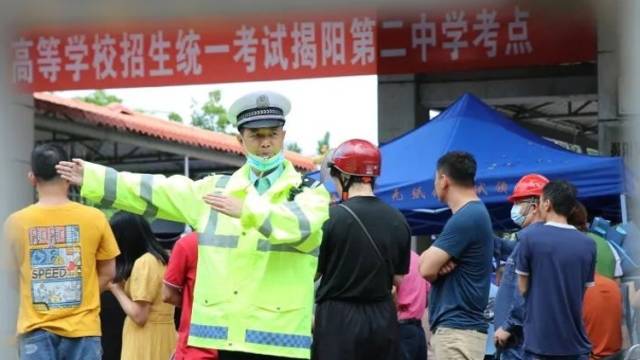 视频丨高考第二天，这些暖心瞬间记录揭阳交警雨中护考
