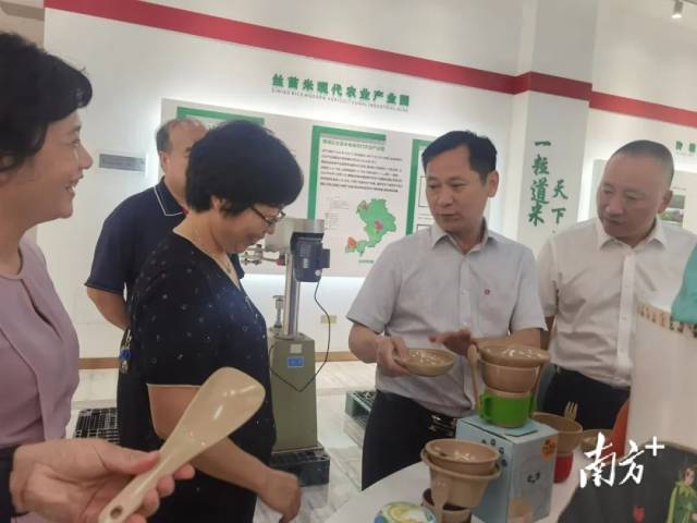 钟振芳介绍深加工产品——谷壳餐具。（受访者供图）