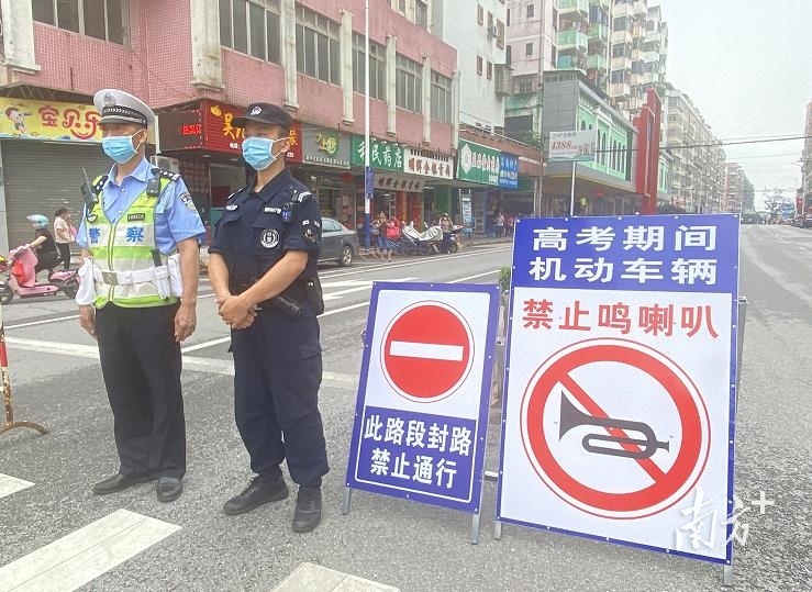 马荣兴在考场周边路段维持现场秩序。