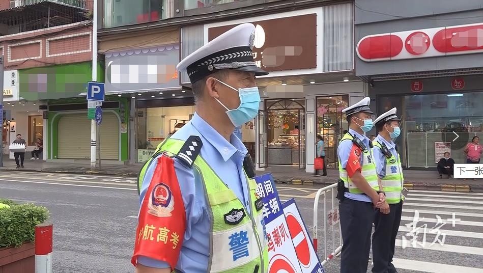 马荣兴在考场周边路段维持现场秩序。