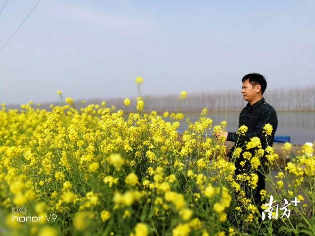 钟振芳在湖北潜江海纳农业基地。（受访者供图）&nbsp;