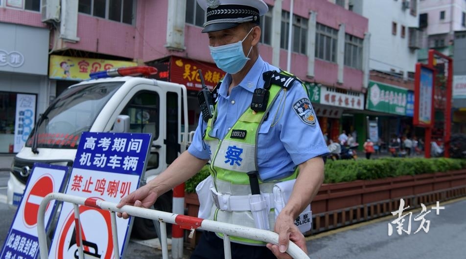 马荣兴在考场周边路段维持现场秩序。