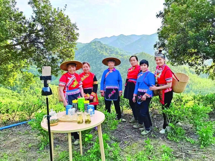 李志婷(右一)组织上东村妇女一起学习直播带货。
