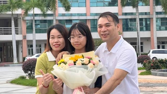 直击三水高考收官：家长捧鲜花相迎，好友拉横幅同祝，考生奔向未来