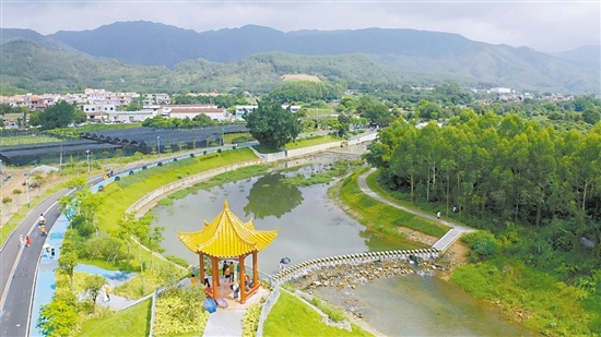 鹤城镇三堡河五星村段自建成以来,山清水秀的美景吸引大量游客前往