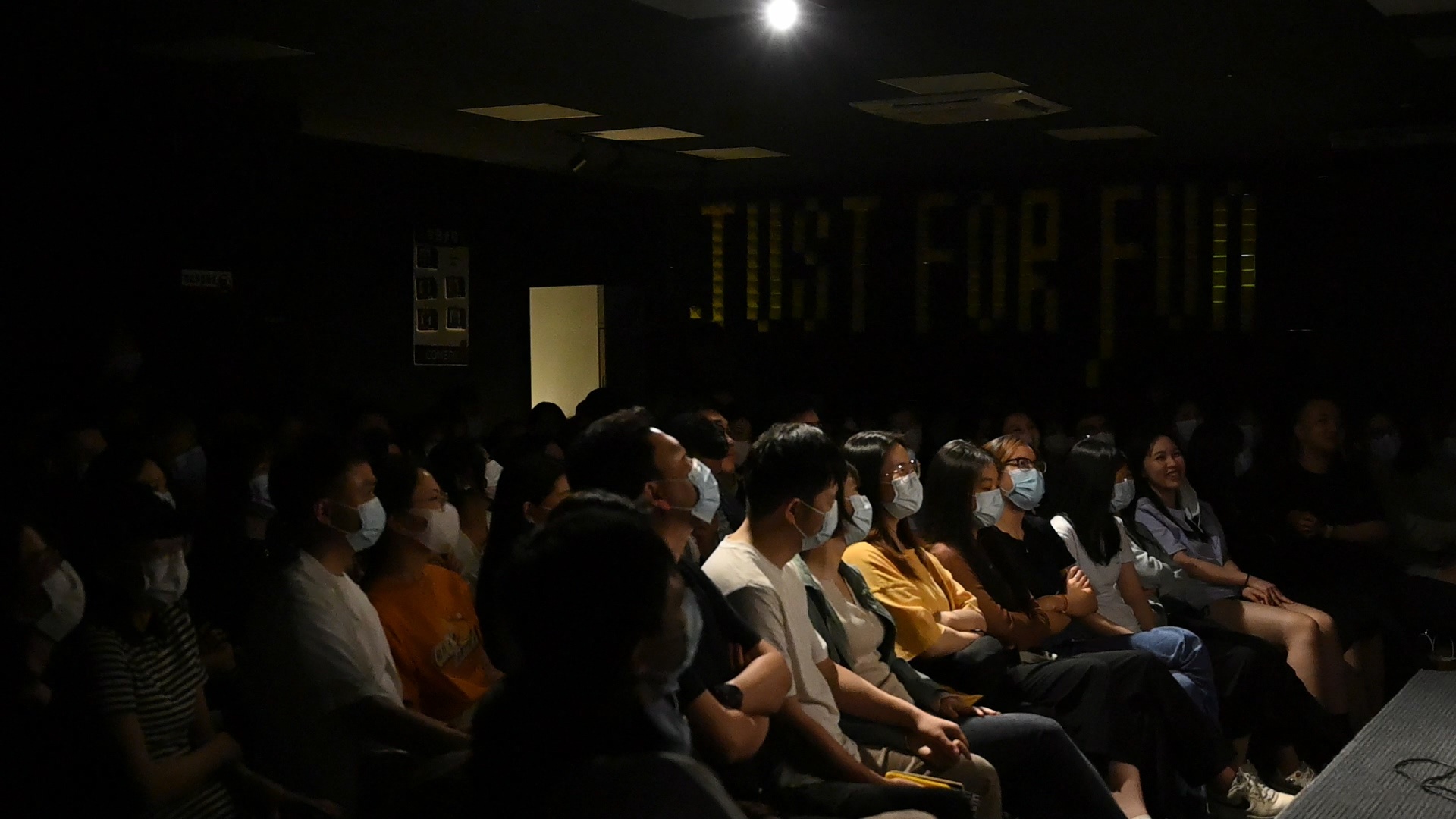 正在观看硬核喜剧开放麦的观众们。 南方+ 涂悦清 拍摄