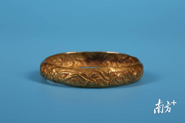 南朝墓葬出土的四兽金手镯.