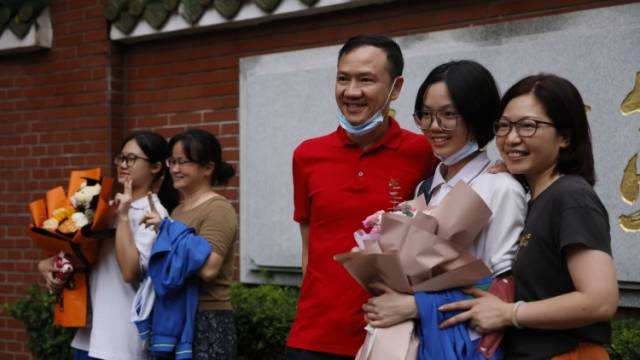 广东52岁教师为何三战高考？原因让人暖心