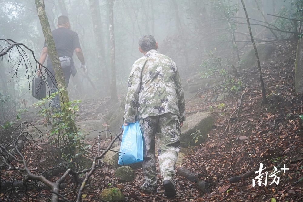 云髻山省级保护区护林员巡山。温振鹏 摄