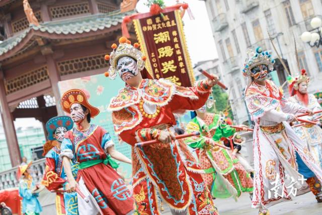    “文化和自然遗产日”当天，汕头小公园上演了一场非遗嘉年华。南方日报记者 杨立轩 摄