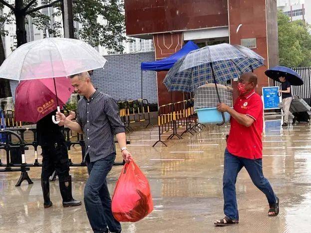 文明实践 22年高考落幕 志愿红 的全心守护 依然让我们感动 南方plus 南方