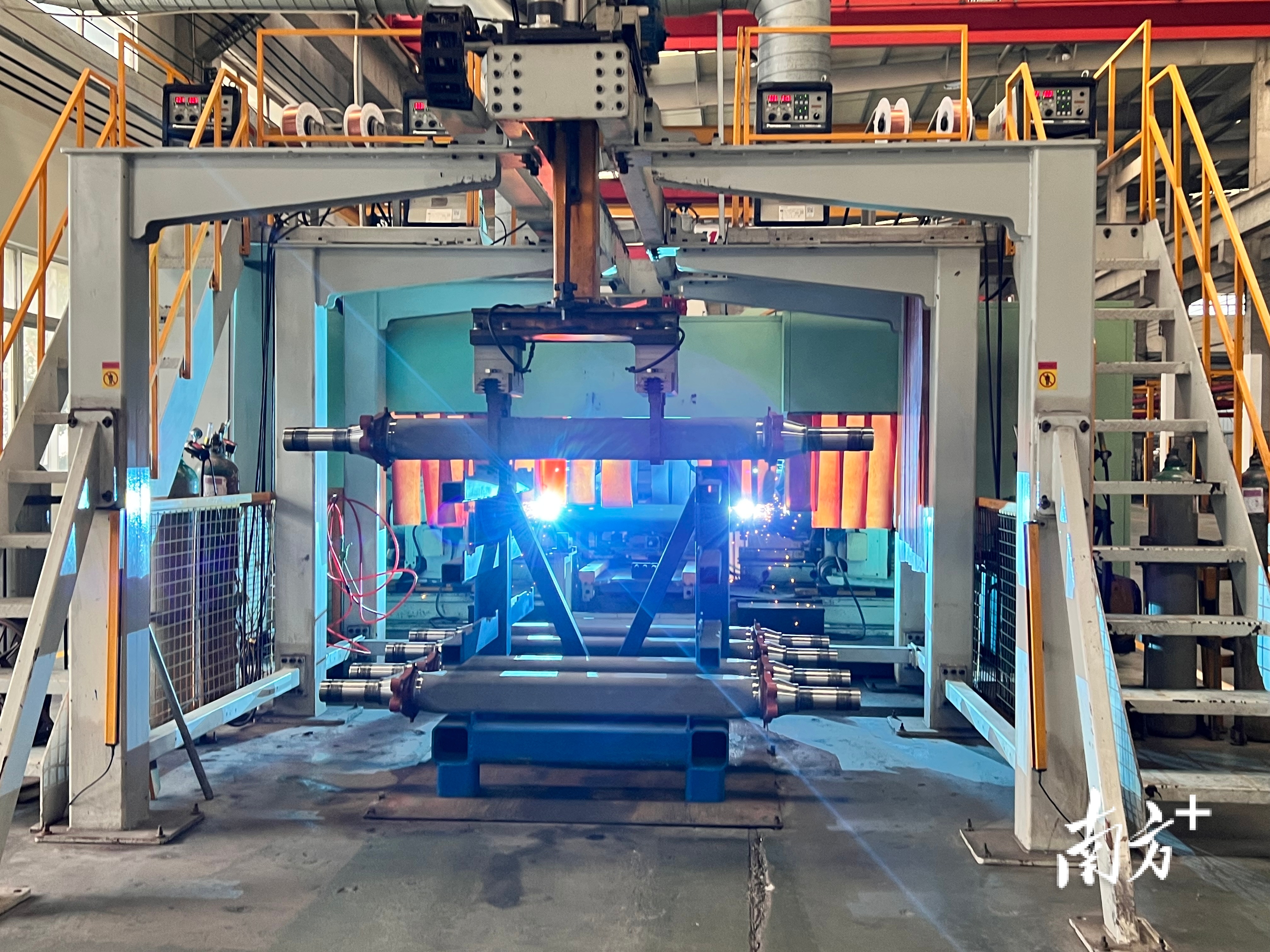 永力泰投资4500多万元自主研发、设计、建立国内行业首条挂车车轴和悬架数字化自动加工生产线，实现用机械自动代替人工生产。 李周秦 摄