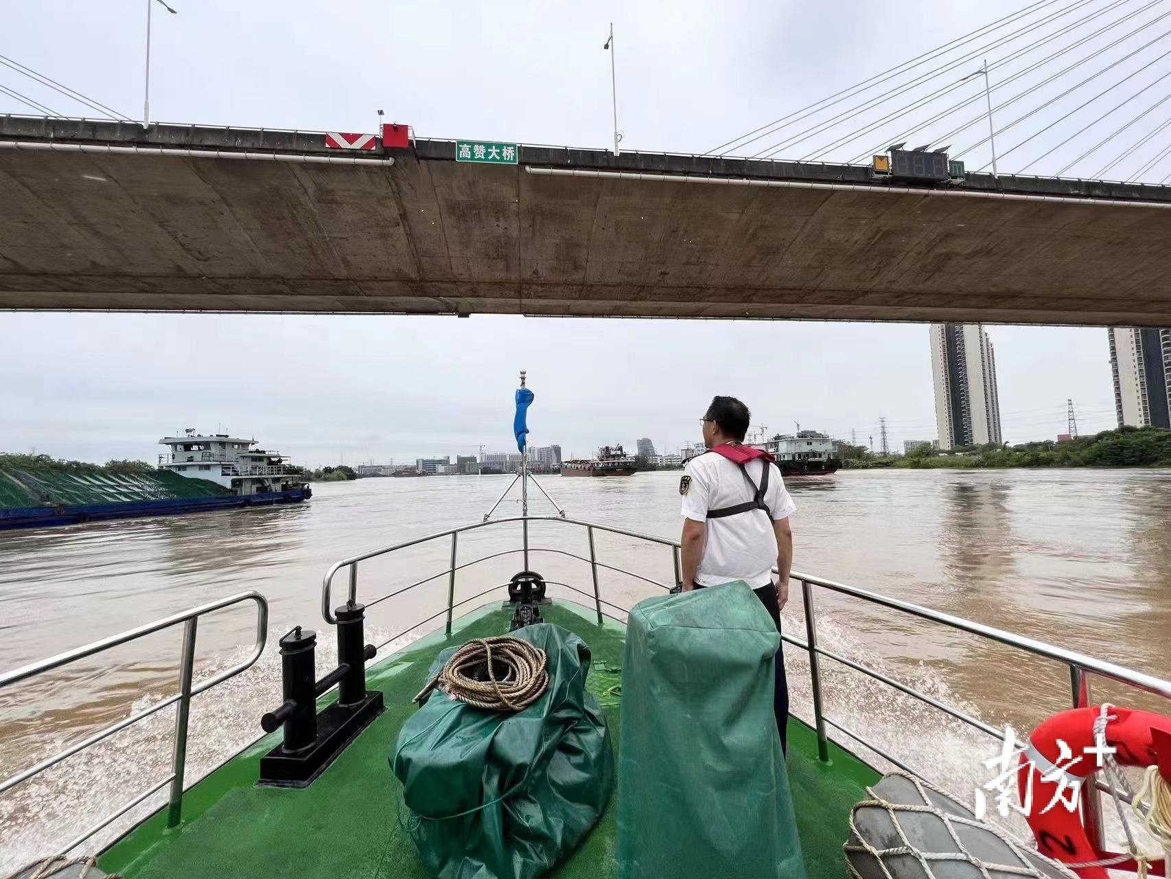 佛山海事部门工作人员正在巡航。 佛山海事部门工作人员正在巡航。