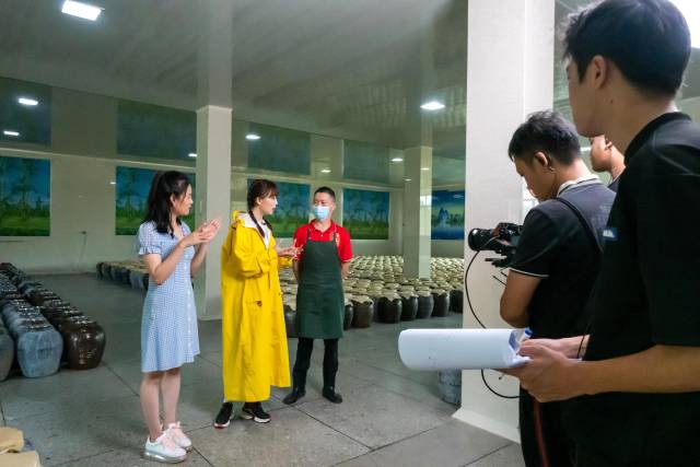 广东广播电视台探村主播毛毛（左二）与美丽乡村代言人郭婷婷（左一）来到八尺镇禾米香酒厂。