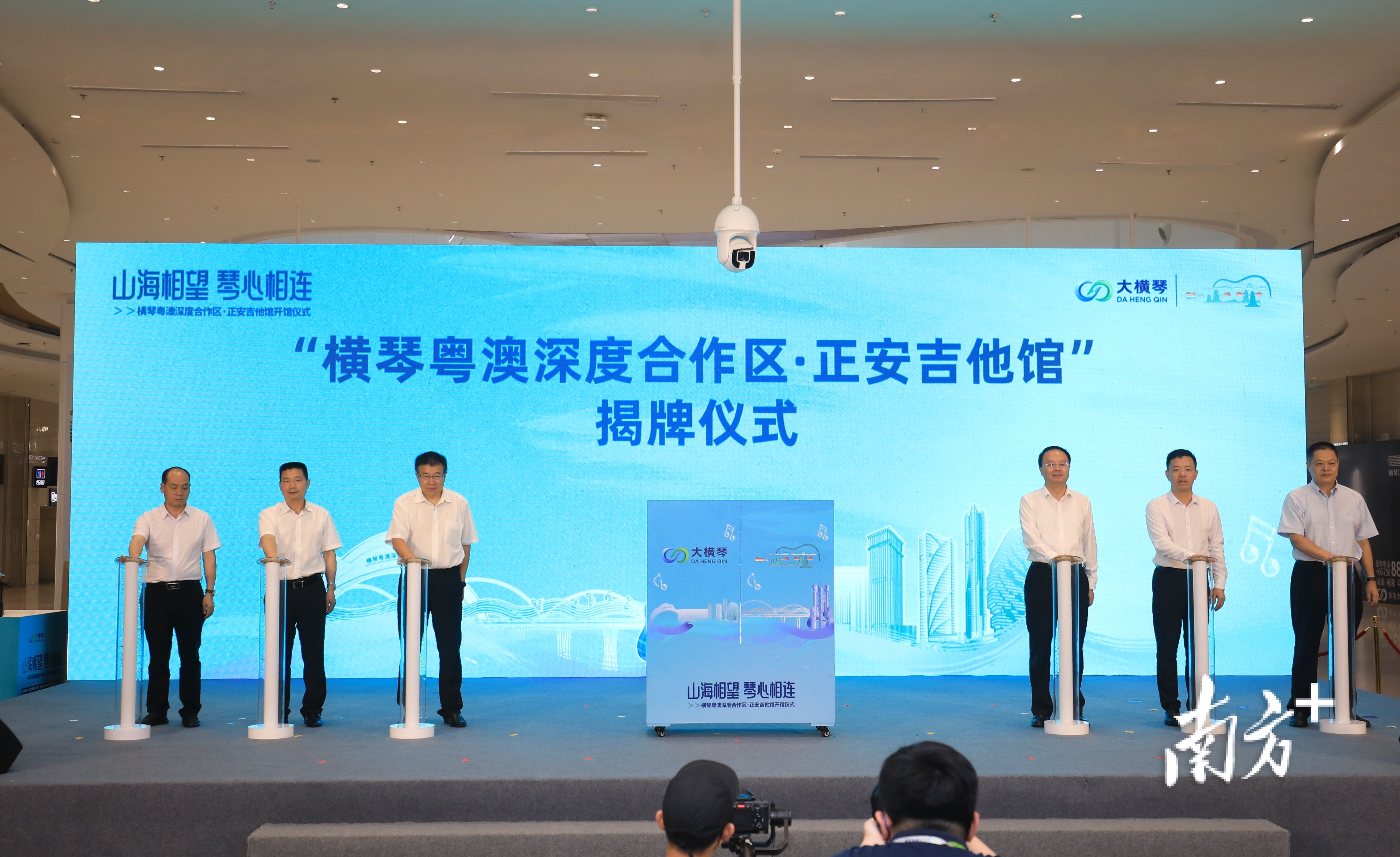 正安吉他馆在横琴口岸正式开馆。  南方+ 关铭荣 拍摄