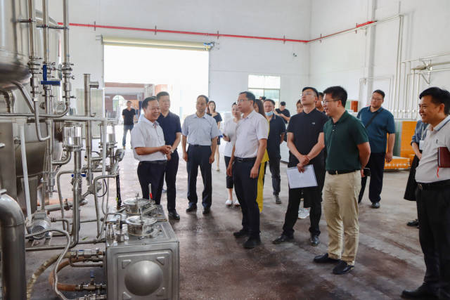 调研团在乐昌市誉马葡萄酒庄园听取当地葡萄酒产业发展情况。 调研团在乐昌市誉马葡萄酒庄园听取当地葡萄酒产业发展情况。