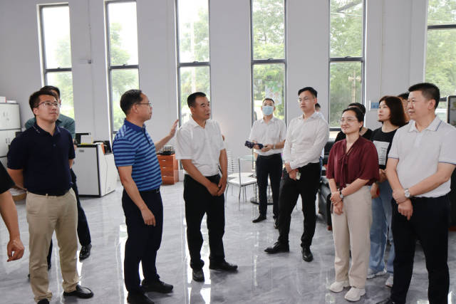 在九峰镇绿峰果菜专业合作社调研乐昌黄金柰李产业发展情况。 在九峰镇绿峰果菜专业合作社调研乐昌黄金柰李产业发展情况。