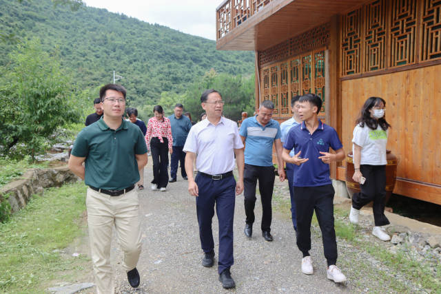 前往庆云镇财领头生态农业发展有限公司调研黄金柰李、果酒产业。 前往庆云镇财领头生态农业发展有限公司调研黄金柰李、果酒产业。