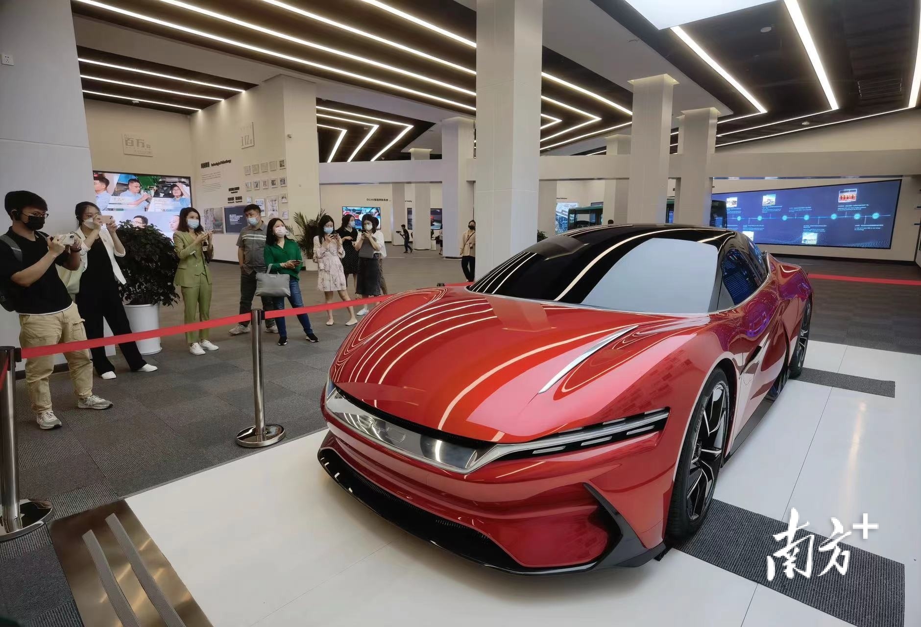 调研组走进比亚迪展厅 