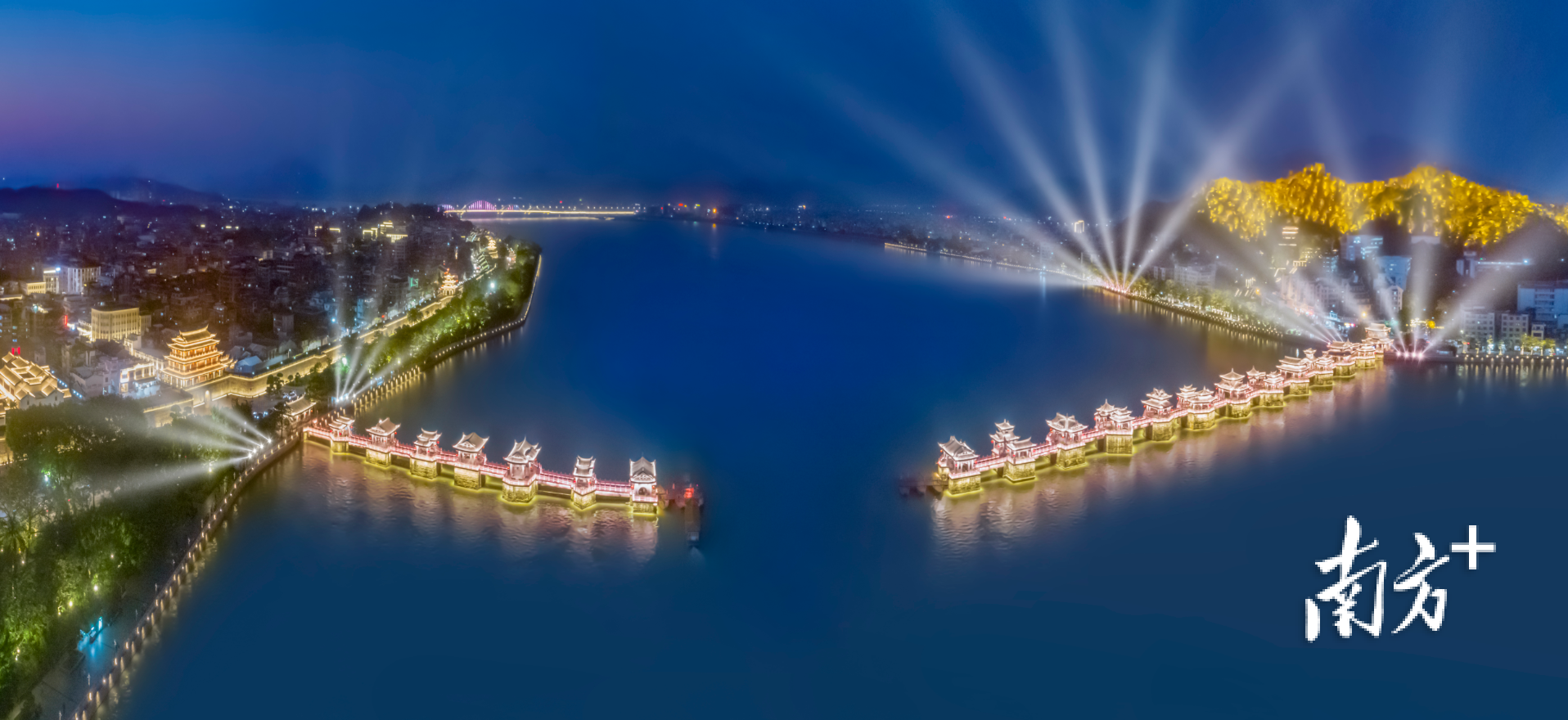 广济桥上，“凤城之光”灯光秀为文物保护利用带来新活力。林文强 摄