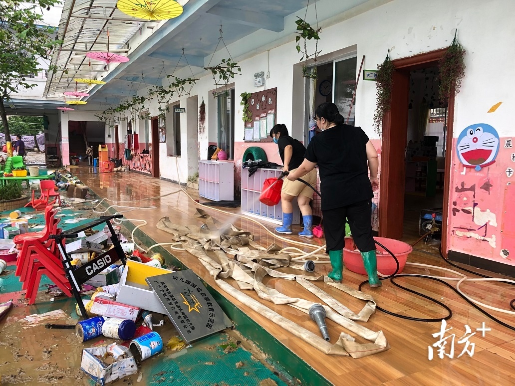 韶关翁源各受灾学校有序开展灾后清淤和消杀工作