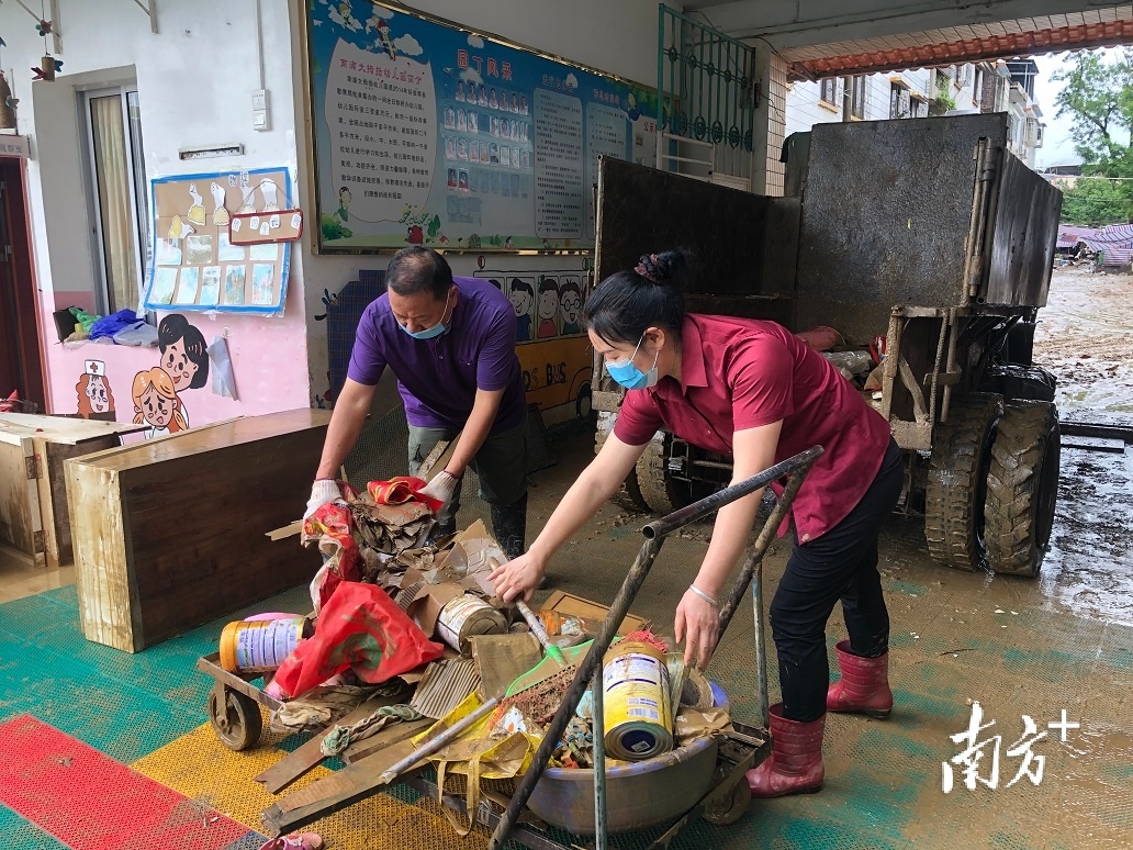 韶关翁源各受灾学校有序开展灾后清淤和消杀工作
