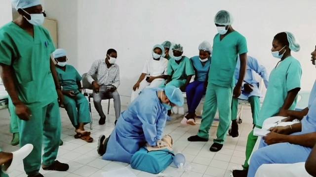 援非日记37|中山医生非洲开展手术室应急事件培训