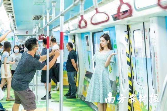 游客在车厢内拍摄打卡 南方农村报 谭家富 拍摄 游客在车厢内拍摄打卡 南方农村报 谭家富 拍摄
