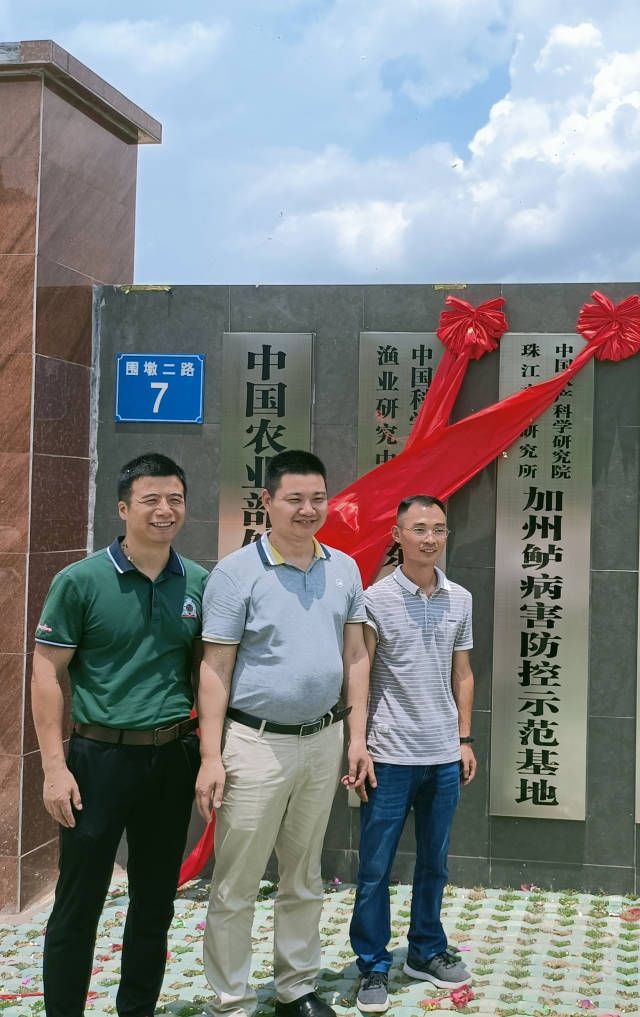 余明海同两位导师在产学研合作企业基地留影。