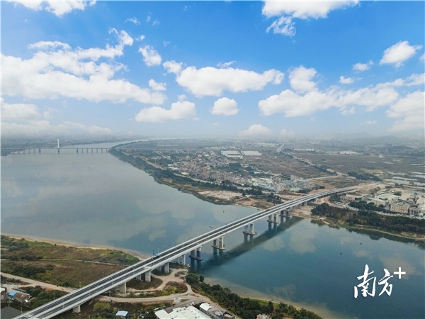  博罗县园洲镇着力完善基础设施建设和生活配套服务。图为龙江东江大桥。受访单位供图